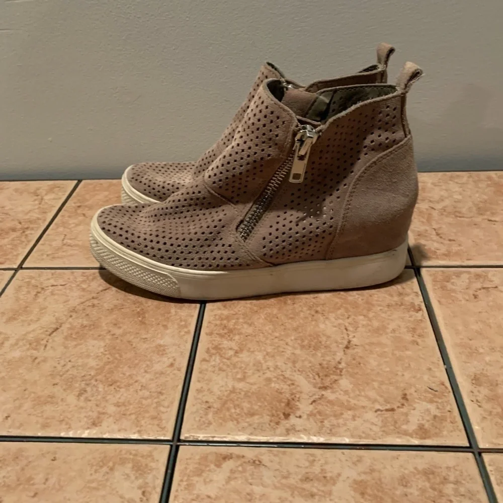 Steve Madden Wedgie Wedge Sneakers in Taupe Size 7.5